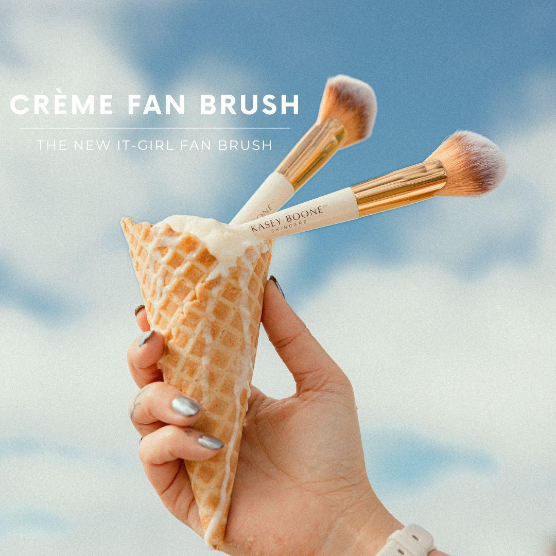 Crème Fan Brush - The New It-Girl Fan Brush